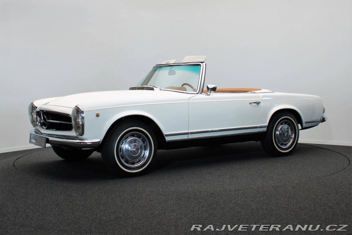 Mercedes-Benz 230 SL Pagoda z řady W113 1967