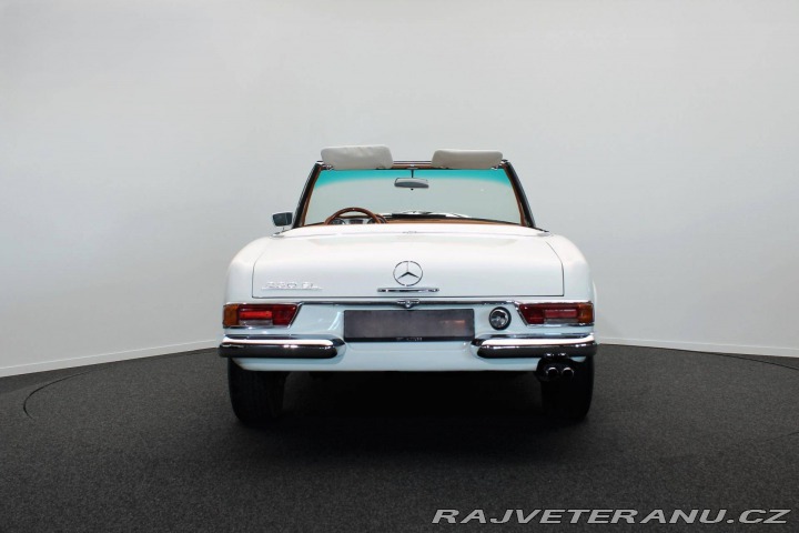 Mercedes-Benz 230 SL Pagoda z řady W113 1967