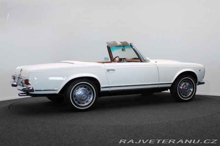 Mercedes-Benz 230 SL Pagoda z řady W113 1967