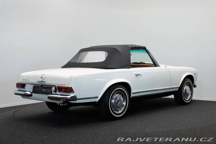 Mercedes-Benz 230 SL Pagoda z řady W113 1967