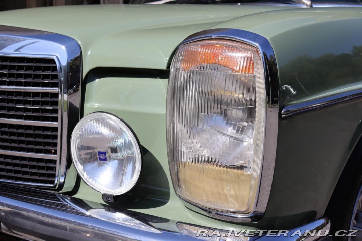 Mercedes-Benz 230 115 W115 230.4 manuál 1974