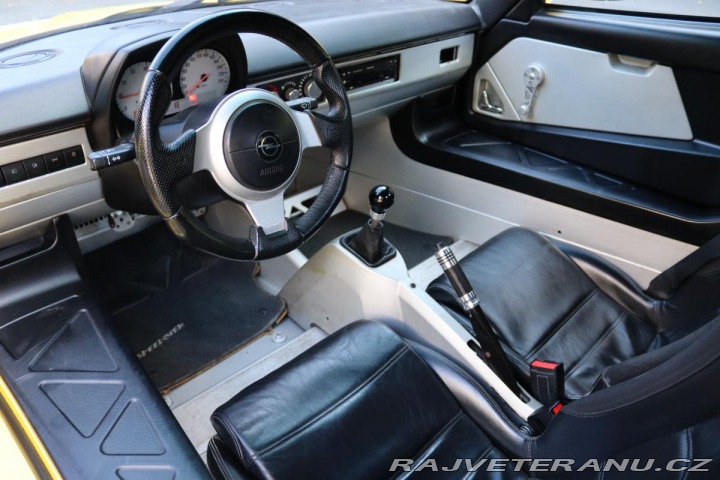 Opel Ostatní modely Speedster 2.2 16V 108kW 23 TIS KM Č 2002