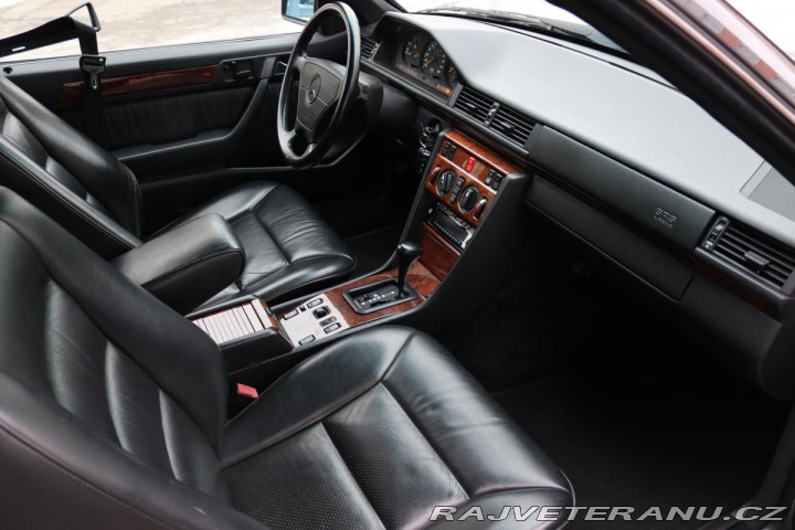 Mercedes-Benz 320 124 124 320CE AT 162kW 1992