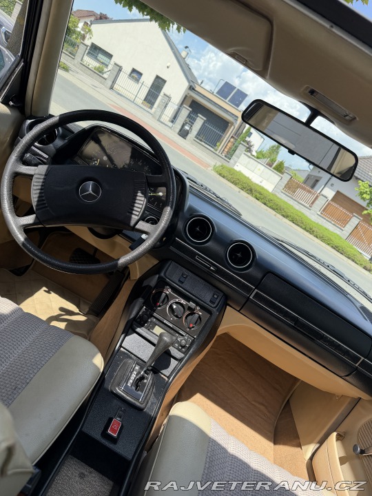 Mercedes-Benz 200 W123 1979