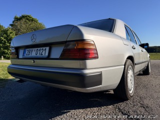 Mercedes-Benz 300 W124 300D 80kW 1986