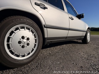 Mercedes-Benz 300 W124 300D 80kW 1986