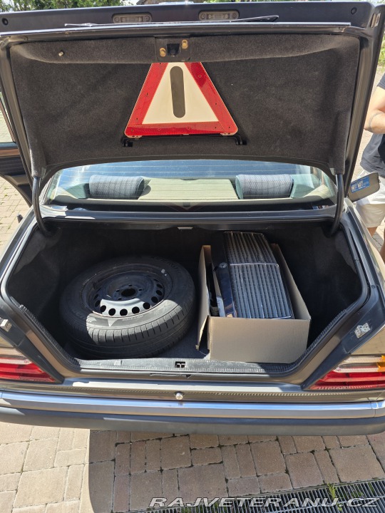 Mercedes-Benz 200 200E W124 1990