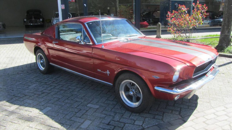 Ford Mustang Fastback V8