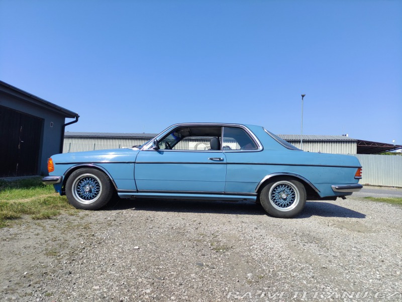 Mercedes-Benz 230 W123