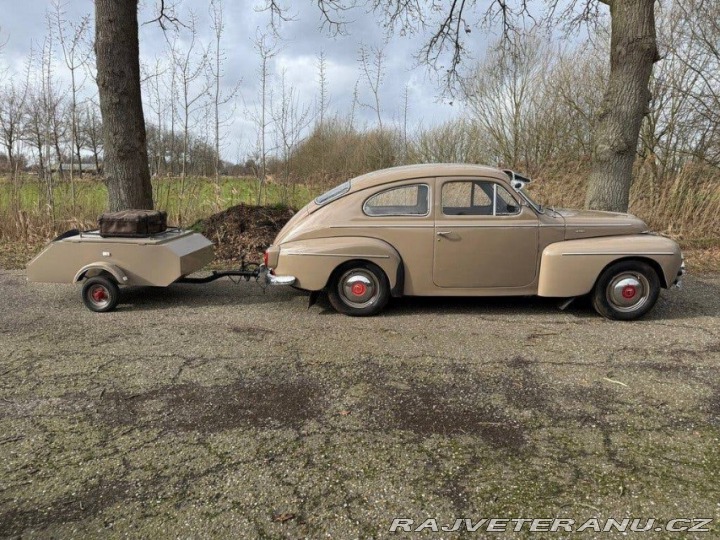 Volvo 544 PV544 s kempingovým vozíkem 1963
