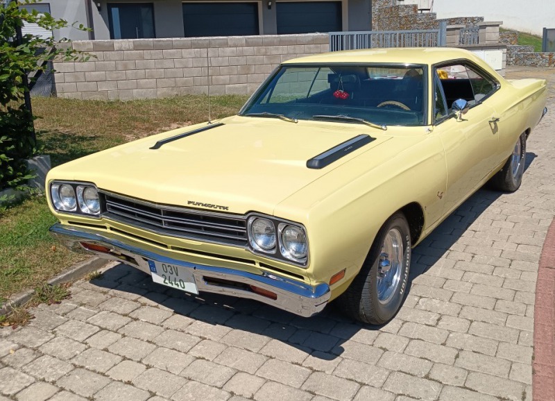 Plymouth Road Runner SIX PACK 440