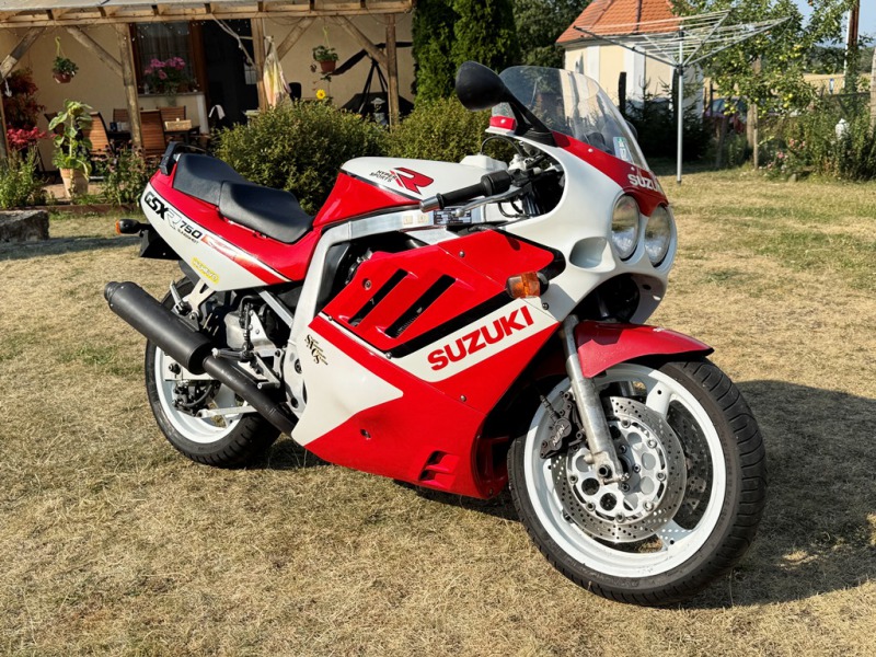 Suzuki GSX GSXR 750