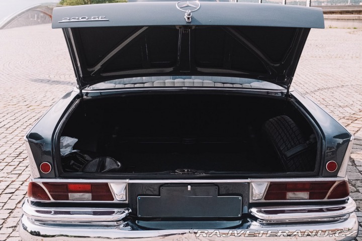 Mercedes-Benz 220 W111 220SE 1964