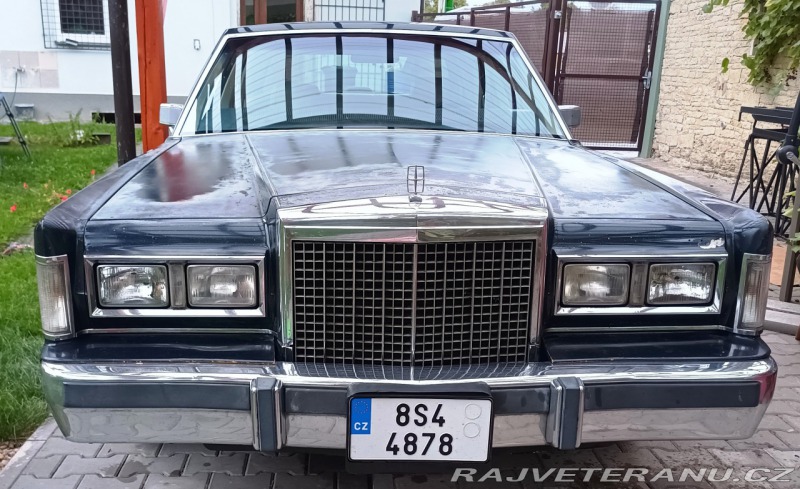 Lincoln Town Car signature