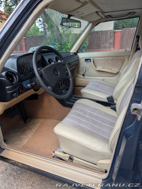 Mercedes-Benz 200 W123 1979