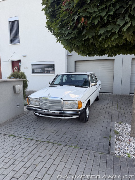Mercedes-Benz 200 W123