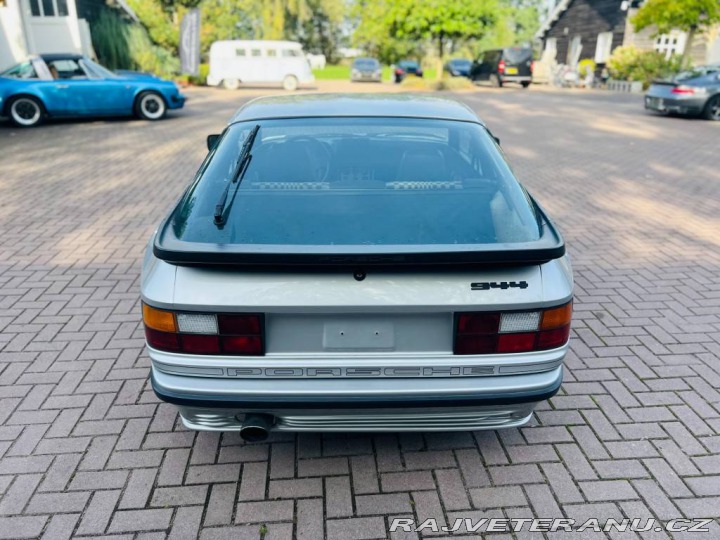 Porsche 944 1982