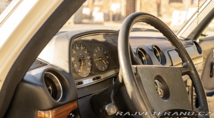 Mercedes-Benz 200 w123 1982