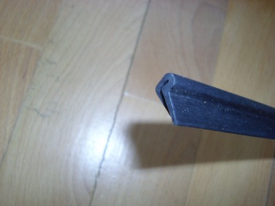 Lemovacia guma okolo skrinky batérií a krytu elektroinštalácie.jpg